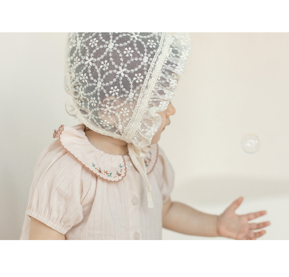 Lunilla lace bonnet